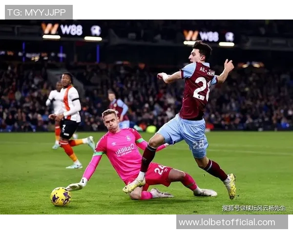国王杯精彩对决本菲卡与曼联战成平局战术解析引发全场热烈反响