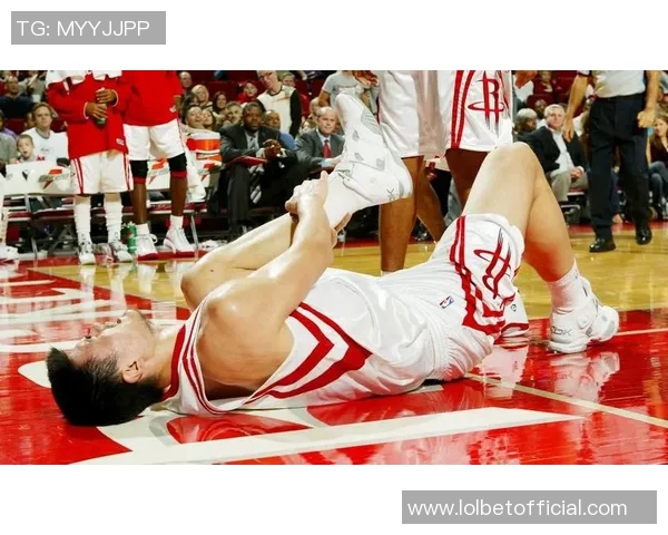 姚明受伤瞬间回顾：伟大球员的坚韧与不屈精神展现