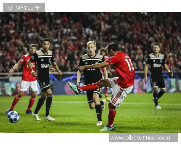 欧冠激战：利物浦险胜本菲卡乌龙球引发争议与热议