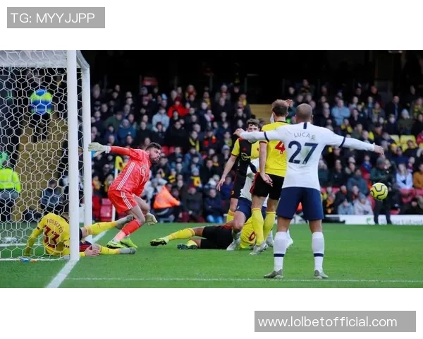 西甲激战：那不勒斯大胜AC米兰帽子戏法引发争议判罚热议