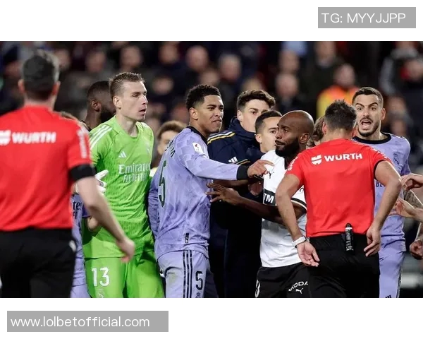 足总杯激战皇马凭补时绝杀巴黎圣日耳曼引发争议判罚全场沸腾